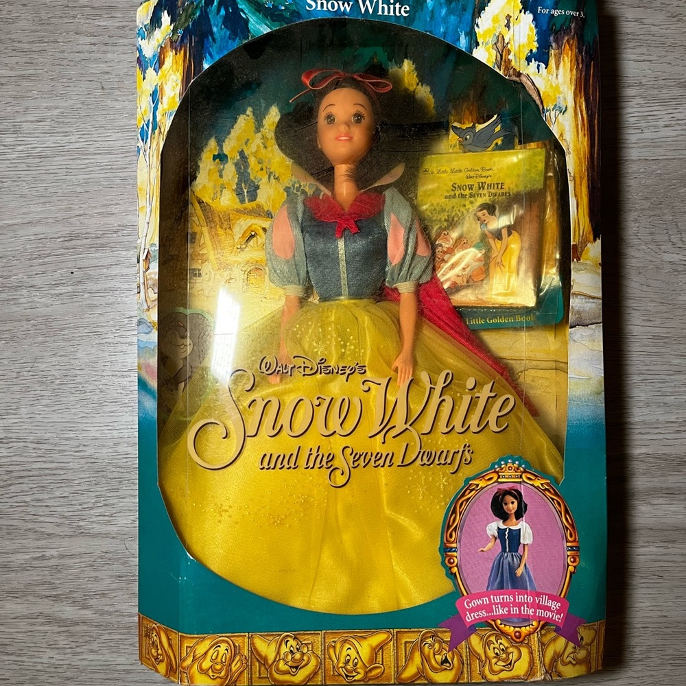 1992 Mattel Disney Classics Snow White & The Seven Dwarfs doll